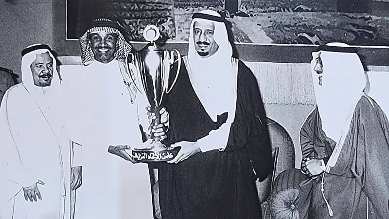 الملك سلمان يستقبل رئيس وأعضاء الشباب قبل 35 عاماً..صور