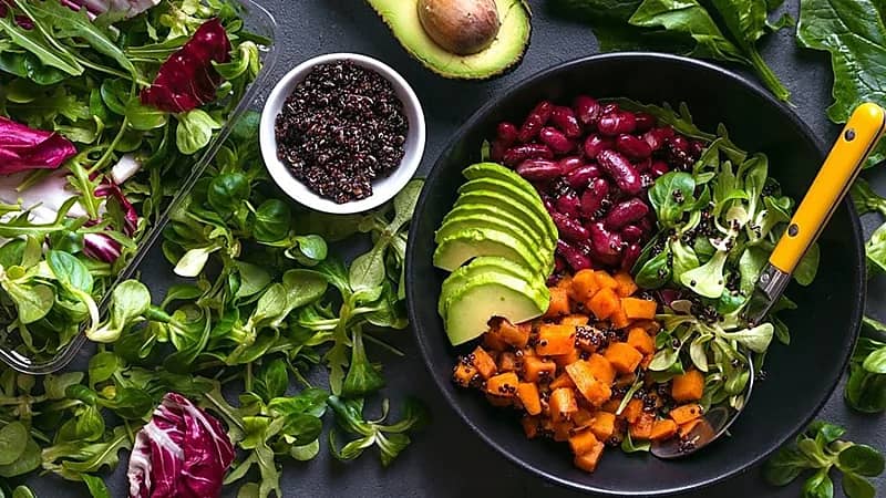 أخصائيون يحذرون من أضرار النظام الغذائي النباتي على الأطفال