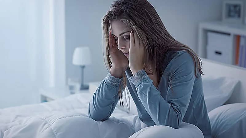 طبيب أعصاب يكشف أسباب النوم المتقطع لدى المتعافين من كورونا