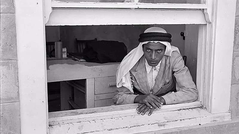 موظف في جمرك مدينة رأس تنورة قبل 76 عاما.. صورة