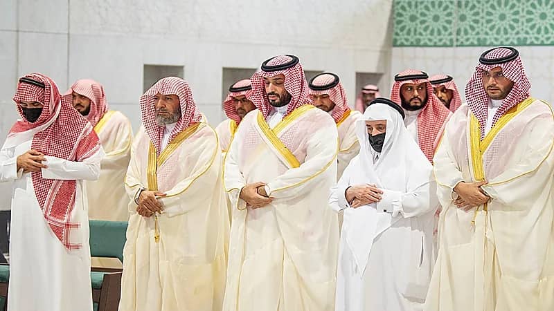 ولي العهد يؤدي صلاة الميت على الأمير ممدوح بن عبدالعزيز .. صور وفيديو