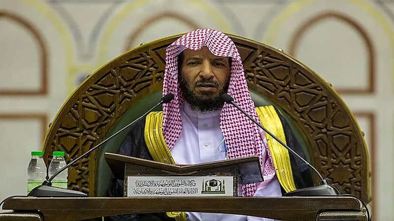 حكم تناول الطعام مع عاملة غير مسلمة.. فيديو