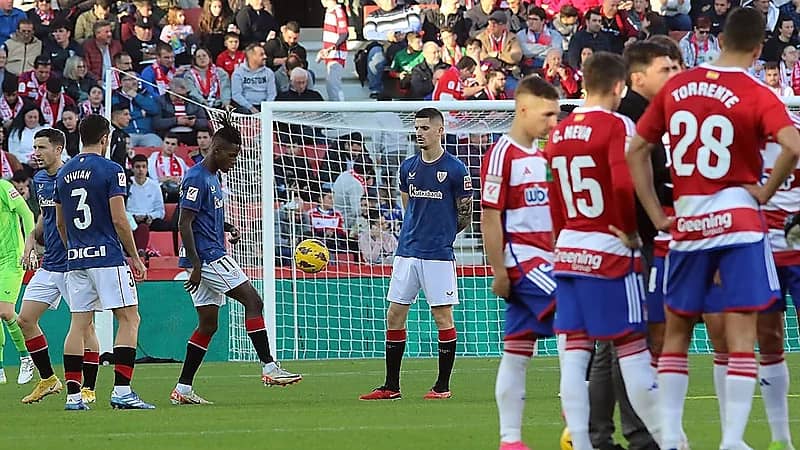 إيقاف وتأجيل مباراة غرناطة بعد وفاة مشجع في الملعب