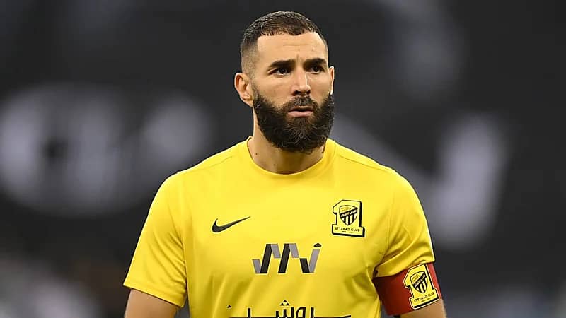 بنزيما يطلب من الاتحاد حسم صفقة لاعب برشلونة