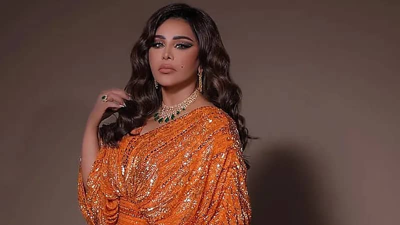 عفوية أحلام تخطف الأنظار في أسبوع الموضة بباريس..فيديو