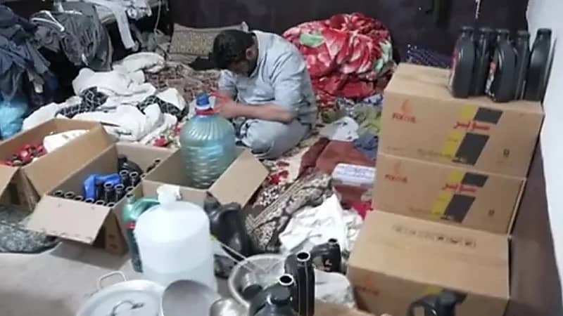 التجارة : تضبط عمالة مخالفة تغش في تصنيع زيوت السيارات .. فيديو