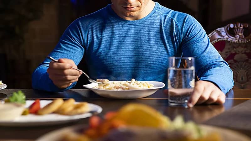 علامات تحذيرية لإصابتك بالسرطان تظهر عند تناول الطعام
