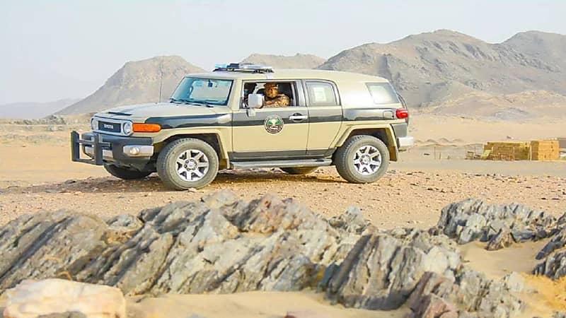 القبض على مواطن لنقله 20 مخالفًا في عسير