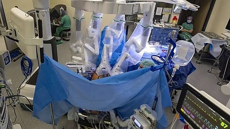 روسيا تعتمد روبوتات الذكاء الاصطناعي لإجراء العمليات الجراحية