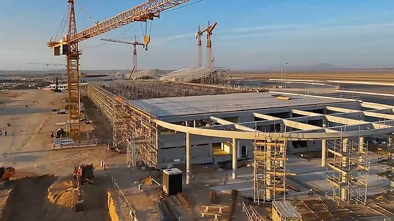 تسارع وتيرة الأعمال الإنشائية بمشروع مطار البحر الأحمر الدولي .. فيديو