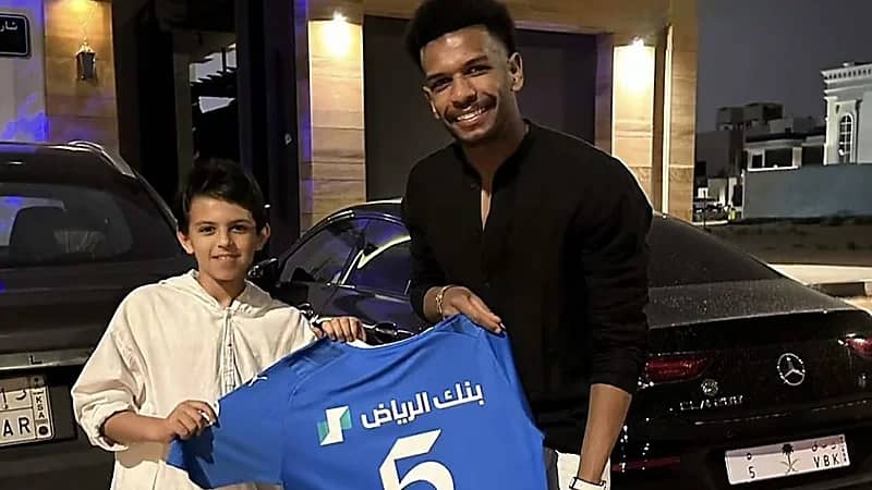 علي البليهي برفقة ابن نجلاء عبدالعزيز .. فيديو