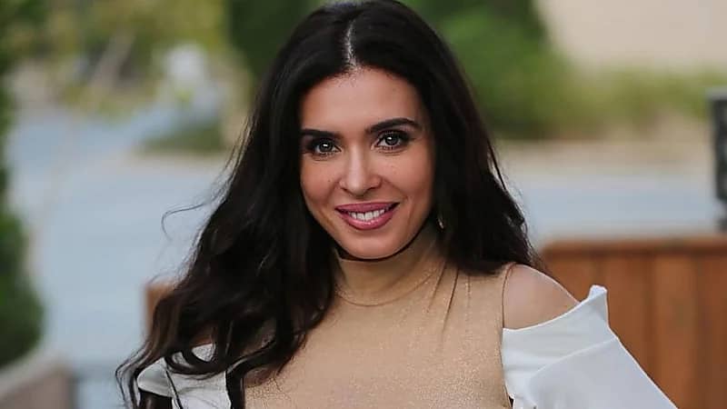 دينا : رقصت ثاني يوم وفاة والدي ولو اعتذرت مش هشتغل ! .. فيديو