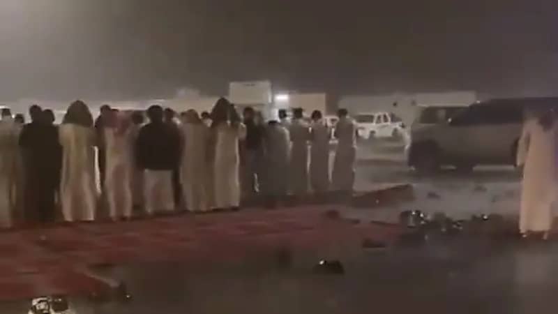 عاصفة رعدية  تضرب مصلين أثناء التراويح ..فيديو