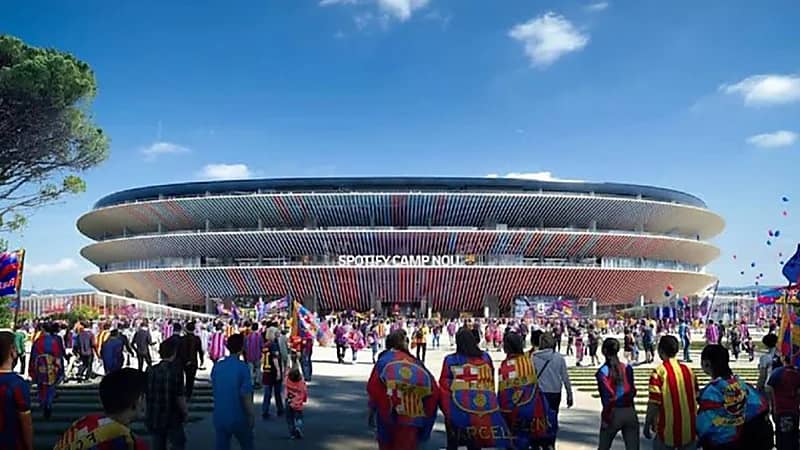 لص يقتحم ملعب برشلونة لسرقة مطرقة