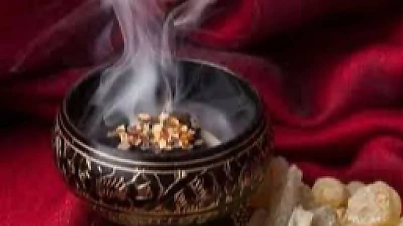 سعود الطبية : استنشاق دخان البخور بإفراط يقلل نسبة وصول الأكسجين للدماغ