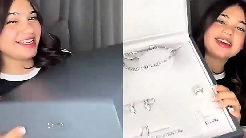 سارة مهند تستعرض عيديتها التي تبلغ 211 ألف ريال .. فيديو