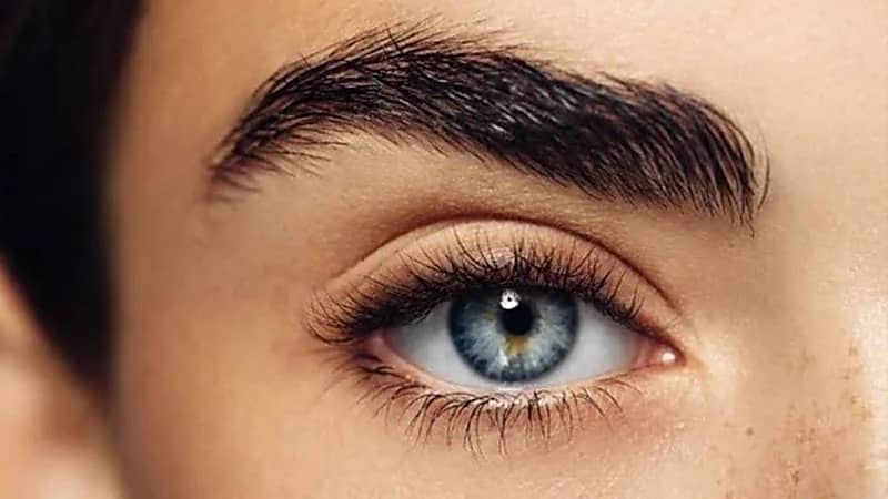 رجل يكتشف لون عين زوجته الحقيقي وينهي زواجه بطريقة صادمة