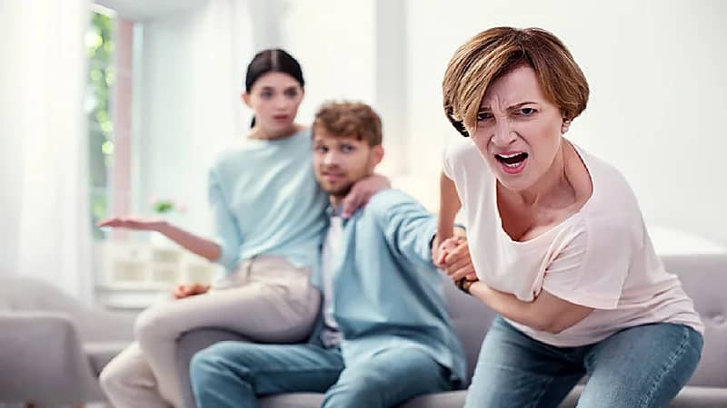 نصائح للقضاء على غيرة الأم من زوجة ابنها.. فيديو