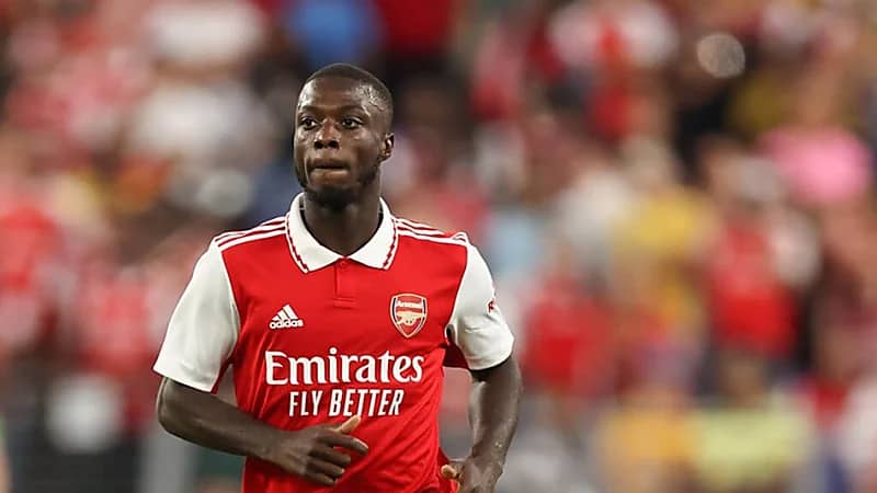 لاعب أرسنال السابق يقترب من دوري روشن