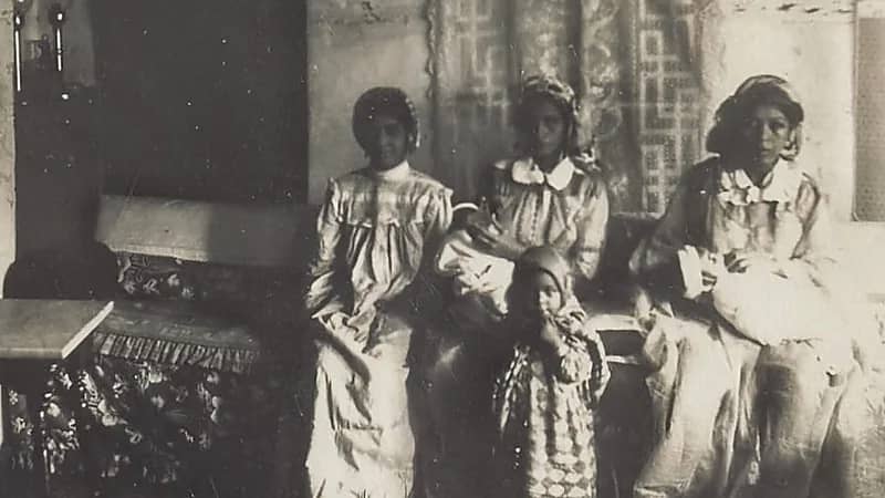 صورة نادرة لعائلة في أحد بيوت جدة قبل 117 عاماً .. صورة