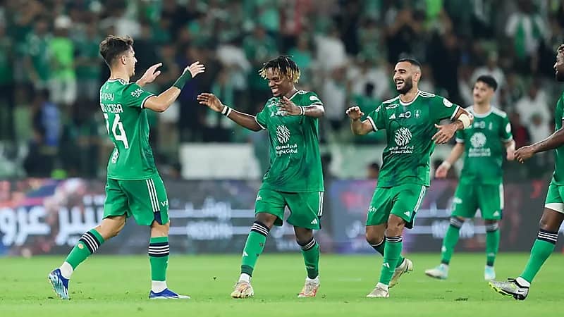 محترف الأهلي يقترب من الانتقال إلى الدوري الانجليزي