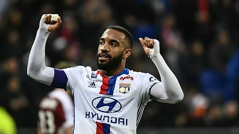 القادسية يسعى لضم المهاجم لاكازيت