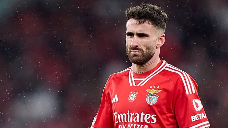 سيلفا يقترب من الشباب