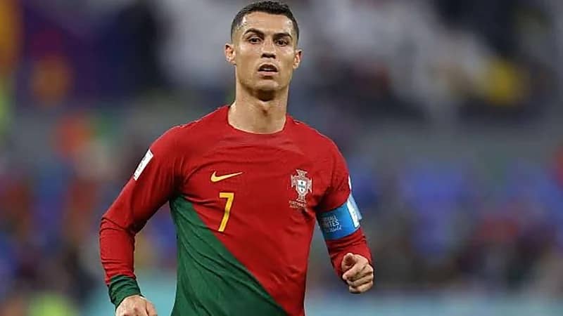 مشجع يفاجئ رونالدو بقميص ريال مدريد .. فيديو