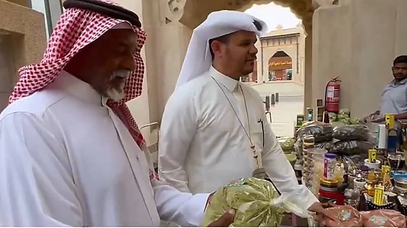 أول مرشد سياحي سعودي  متخصص بلغة الإشارة في الأحساء..فيديو