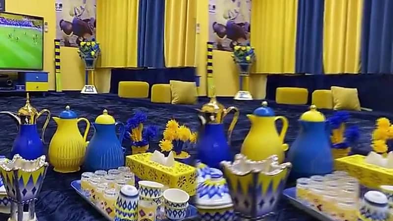 مشجع  يعبر عن حبه للنصر بتصميم مجلسه بألوان وشعار النادي..فيديو
