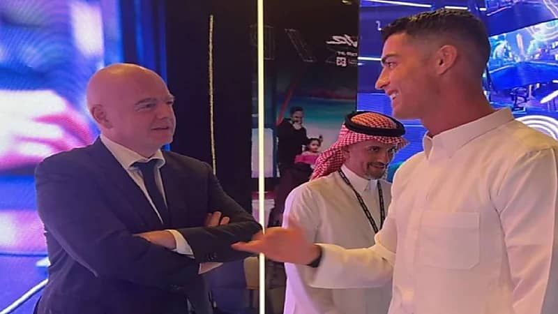 رونالدو بالزي السعودي بصحبة رئيس الفيفا