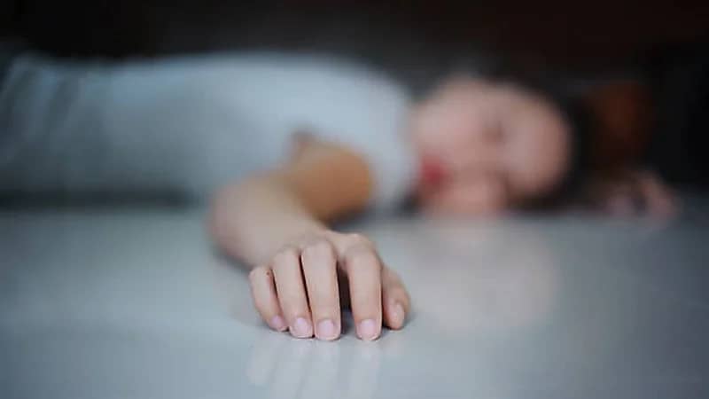 رجل يقــتل زوجته أمام طفلتهما داخل سيارة أجرة