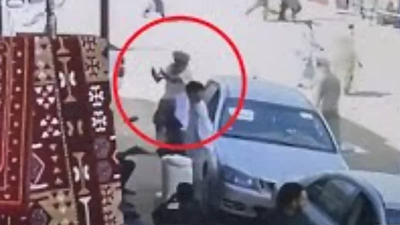 لحظات صادمة لـمـسـلـح يـنـفـذ جريمة قتل في وضح النهار بليبيا .. فيديو