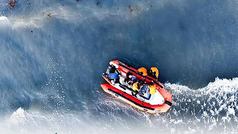 حرس الحدود ينقذ مواطنًا وطفلتيه من الغرق