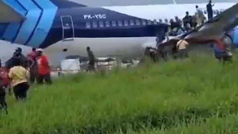 إخلاء طائرة بإندونيسيا نتيجة لهب صادر عن خلل محركها ... فيديو