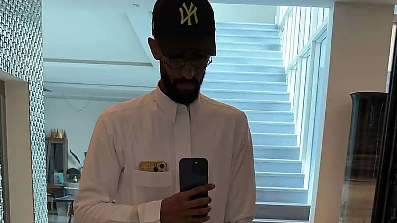 بالعكاز .. سلمان الفرج في أحدث ظهور له بعد إصابته