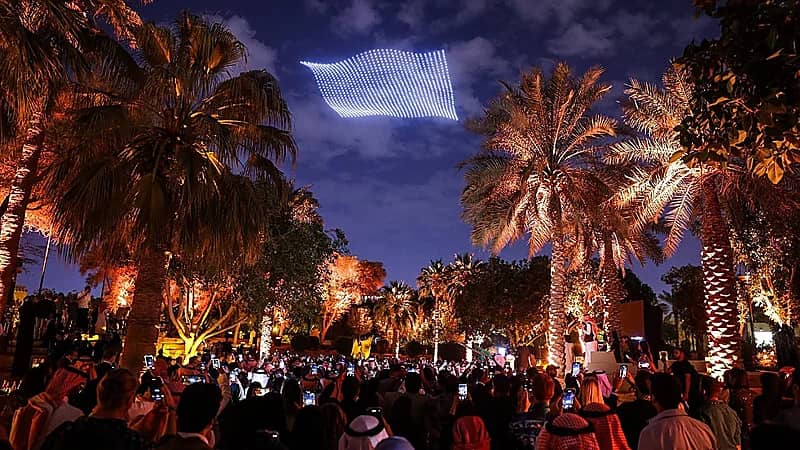 سماء العاصمة تتألق في "نور الرياض" بمشاركة 60 فنانًا عالميًا .. صور