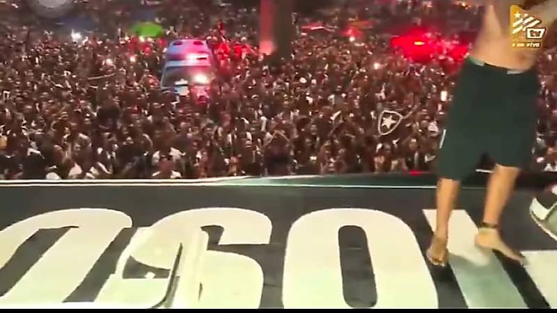 شاب يرقص بجهاز تعقب احتفالاً بفوز فريقه المفضل..فيديو