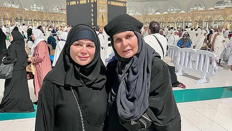 يسرا وإلهام شاهين تؤديان مناسك العمرة ..صورة