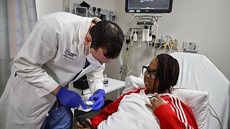 امرأة تخضع لعملية زراعة كلية خنزير