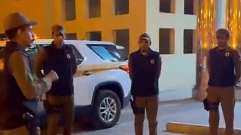 ضبط 3 متسولين بإشارات المرور ومحطات الوقود بالرياض  ..فيديو