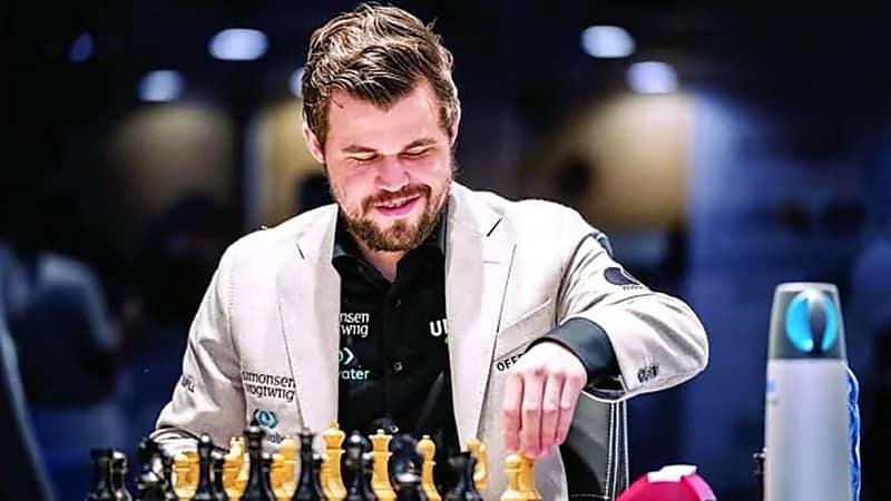 بطل عالمي يرفض التنازل عن "الجينز" رغم الغرامة