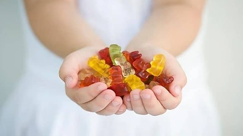 طبيب لـ مرضى السكري: احتفظوا بحلوى معكم والأدوية عند السفر.. فيديو