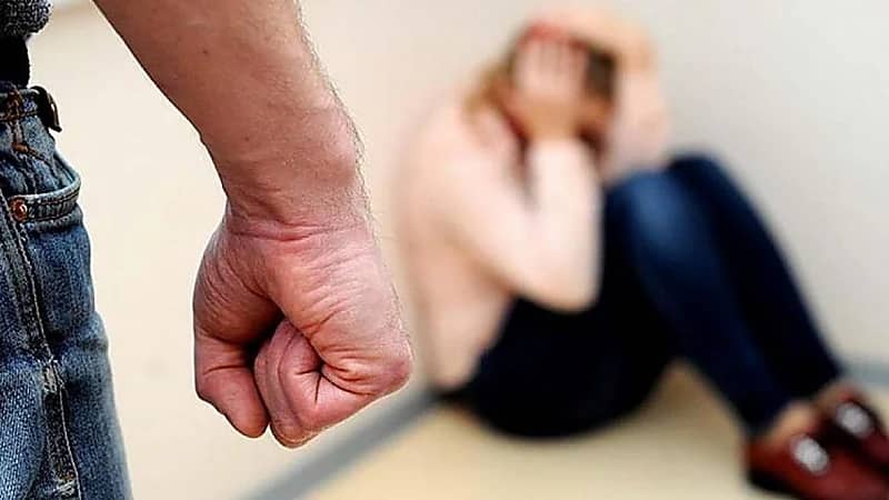 زوج استأجر مأجوراً " أحول" للانتقام من زوجته فشوه وجّه ابنته