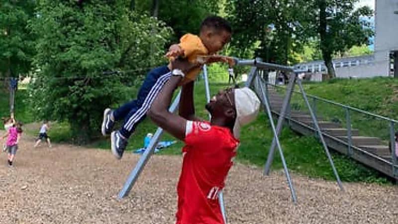 طلب بالسجن 18 شهرًا لامرأة هاجمت لاعب برنتفورد وحاولت اختطاف طفله