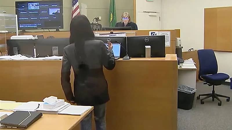 القبض على سيدة عذبت ابنها بسلك كهرباء حتى الموت