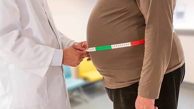 طبيب يكشف مخاطر عملية التكميم على الأعصاب.. فيديو