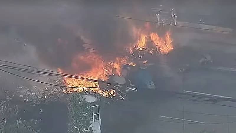 تحطم طائرة فوق مركبات على طريق سريع بالبرازيل..فيديو