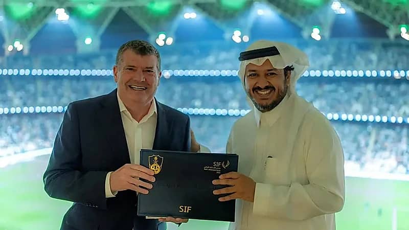 الاهلي يتسلم شارة منتدى الاستثمار