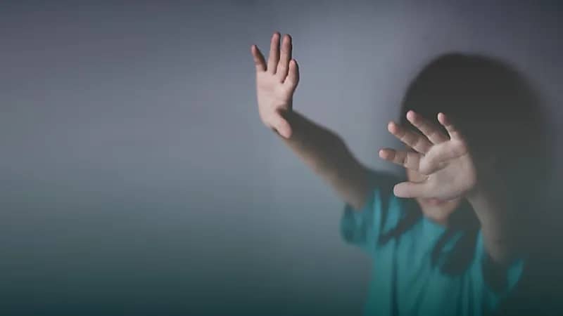 القبض على صاحب مقهي احتجز قاصر واعتدى عليه جسديا